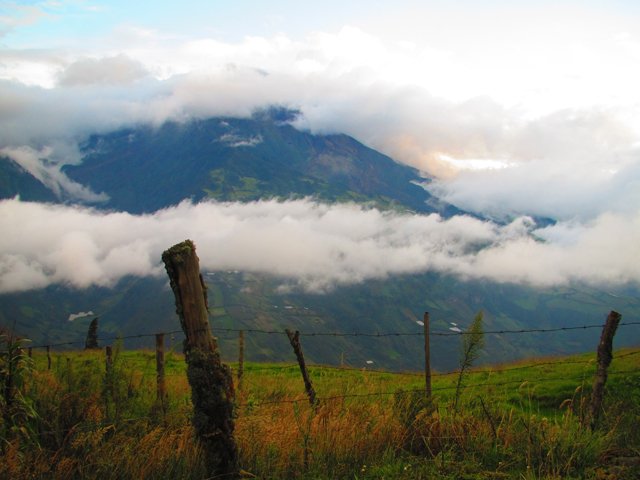 https://www.livingecuadortravel.com/wp-content/uploads/2014/03/ojos-del-volcan.jpg