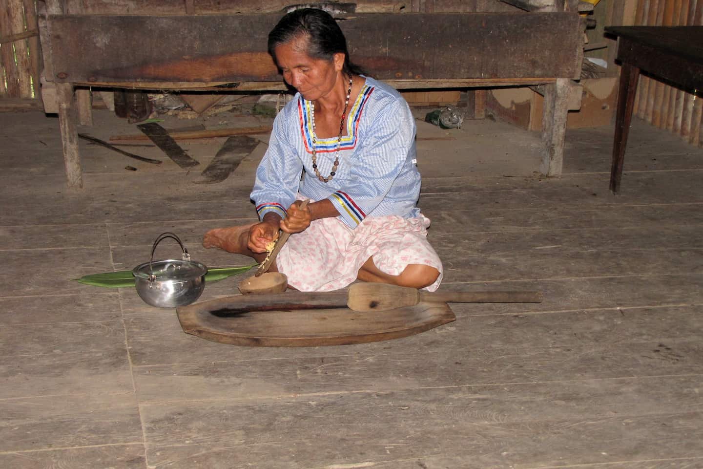 https://www.livingecuadortravel.com/wp-content/uploads/2021/01/Indigena-Shuar-Tena.jpg