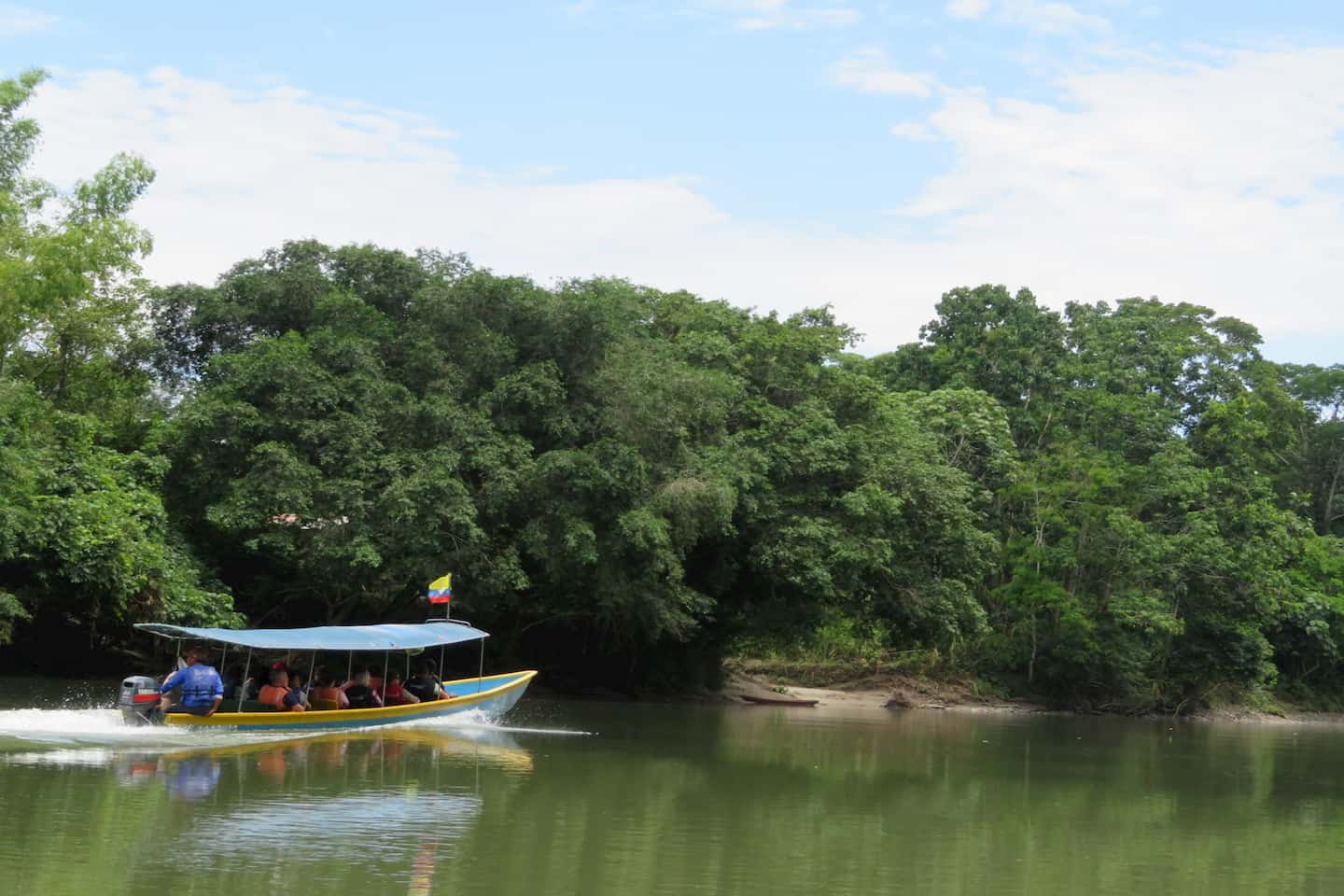 https://www.livingecuadortravel.com/wp-content/uploads/2021/01/Navegacion-en-el-rio-Napo.jpg
